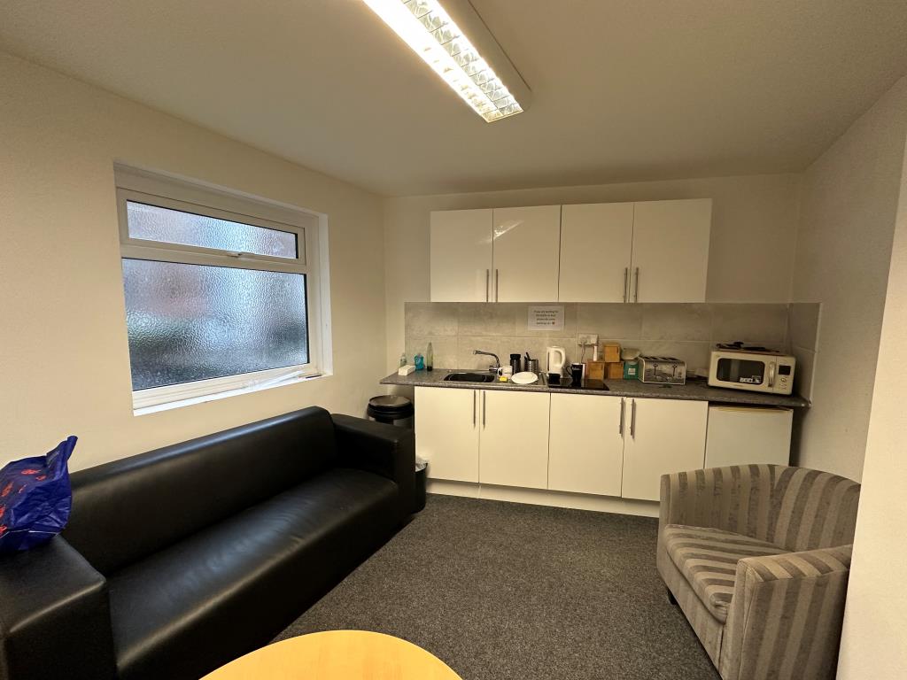 Lot: 31 - COMMERCIAL UNIT OVER FOUR FLOORS OF PROPERTY - First floor kitchen